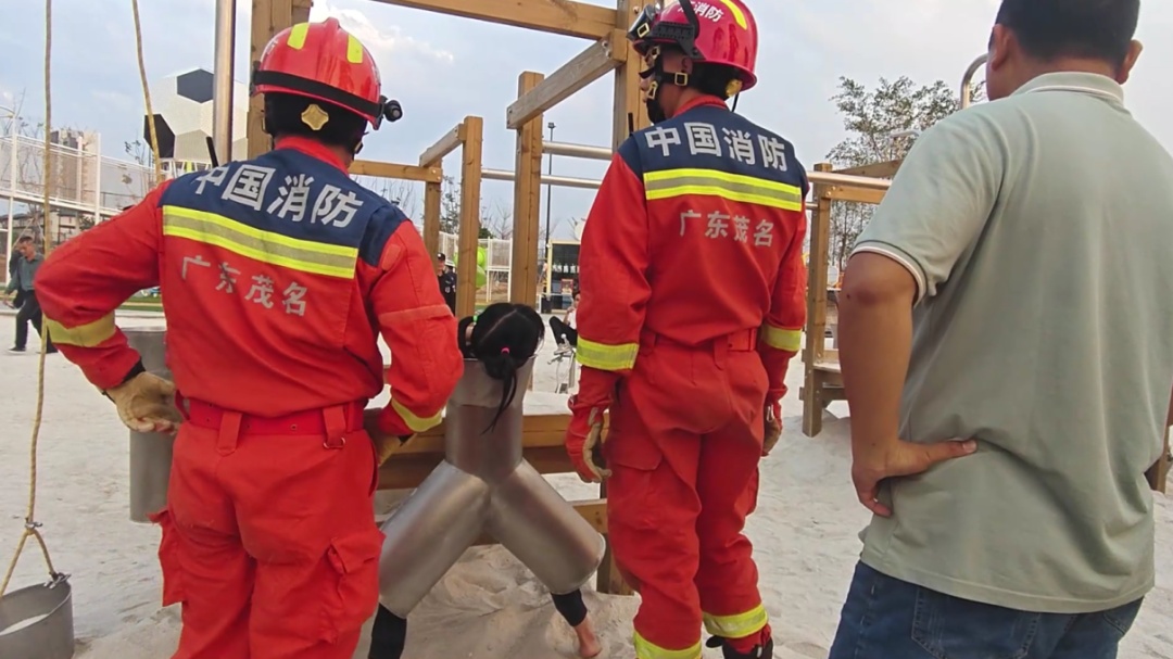 救命！熊孩子的头突然被TA“咬”住了