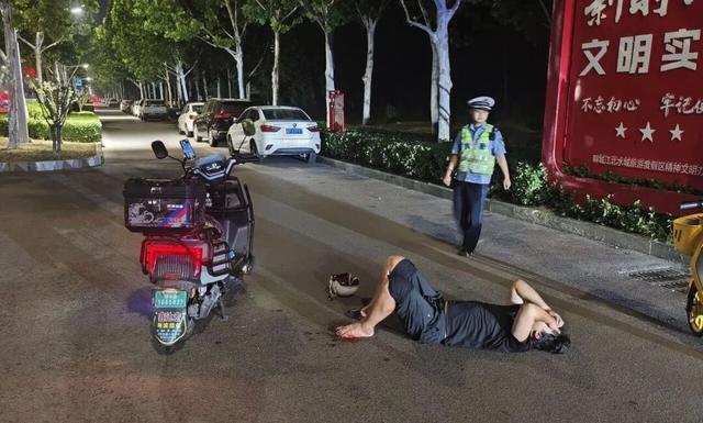 凌晨12点!聊城一男子躺卧街头,流血呻吟...... 凌晨12点!聊城一男子躺卧街头,流血呻吟......