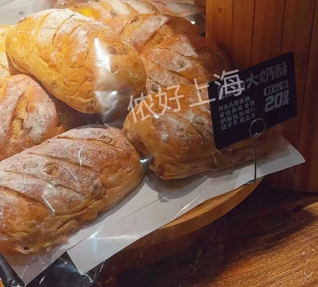 看着心疼！上海网红面包店闭店后大量丢弃高价面包？网友吵翻了