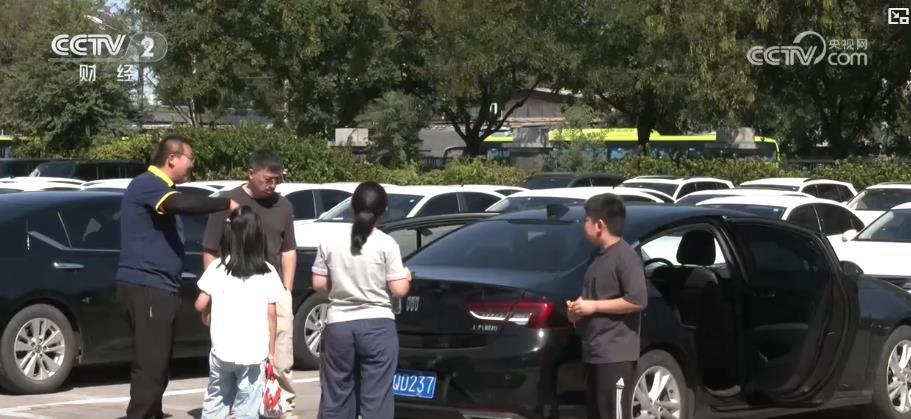 家庭出游、年轻人主导……汽车租赁市场需求旺 点燃假日消费新引擎 家庭出游、年轻人主导……汽车租赁市场需求旺 点燃假日消费新引擎