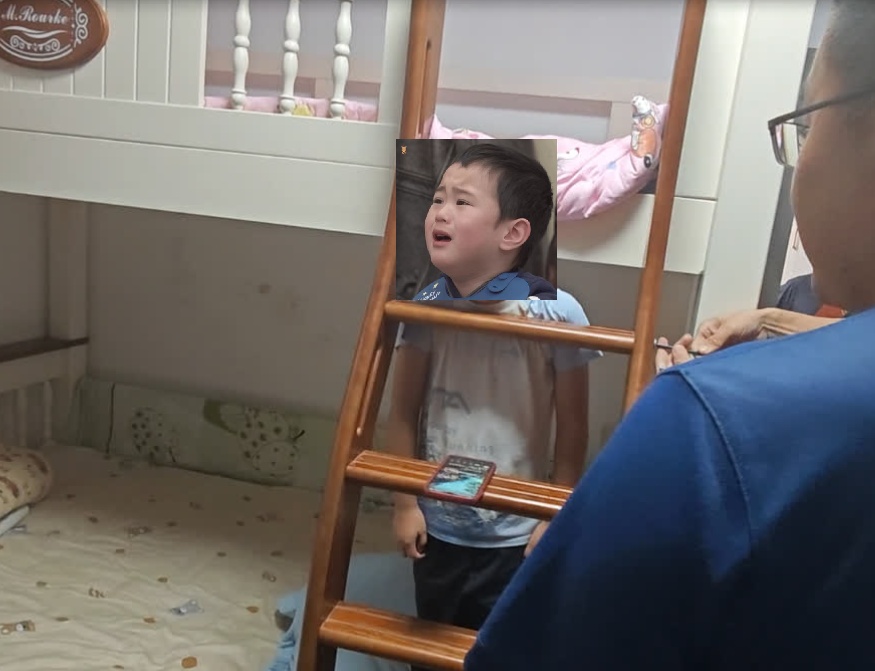 救命！熊孩子的头突然被TA“咬”住了