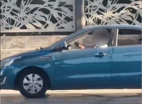 身穿校服的高中生开车去加油，无证驾驶？交警：已成年，取得了机动车驾驶证