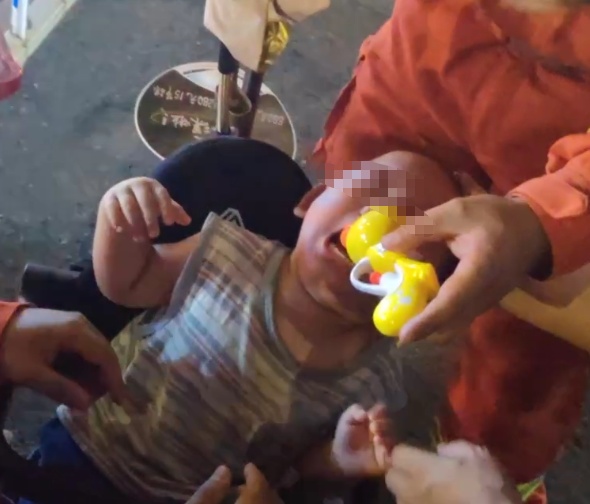 不喷水改“咬人”,这只“鸭子”让萌娃当街痛哭! 不喷水改“咬人”,这只“鸭子”让萌娃当街痛哭!