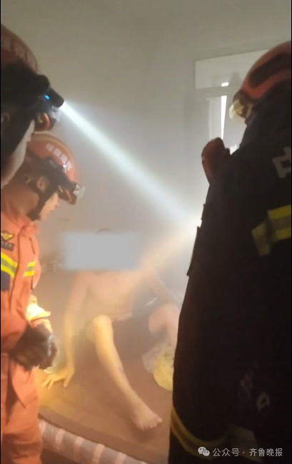 心太大！男子炖鸡后回卧室倒头就睡，被嘶吼着摇醒时，身边站满了消防员