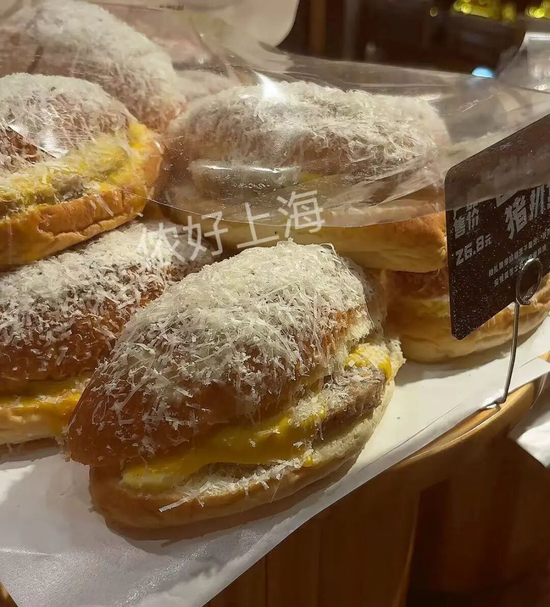 看着心疼！上海网红面包店闭店后大量丢弃高价面包？网友吵翻了