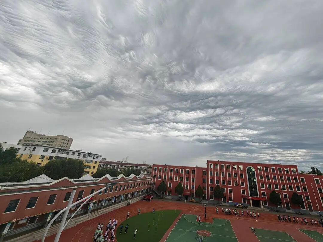 辽宁朝阳上空现“波谲云诡”奇观!网友:震撼、奇特、梦幻 辽宁朝阳上空现“波谲云诡”奇观!网友:震撼、奇特、梦幻