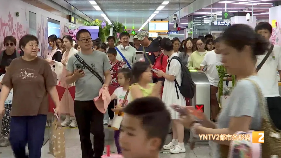 这一幕有“味道”!脱鞋光脚半躺地铁座椅上,遇到这种情况记得致电 这一幕有“味道”!脱鞋光脚半躺地铁座椅上,遇到这种情况记得致电