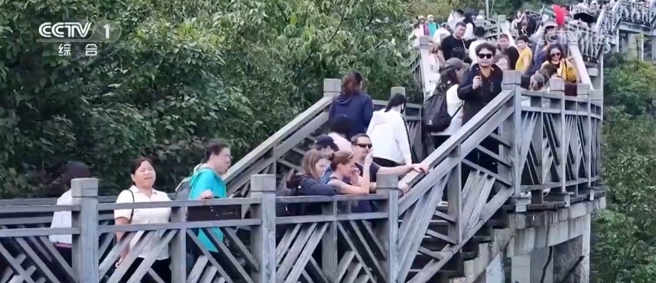 高效迎客，常来常往！跨境游客纷至沓来 “游”“购”“娱”畅通无阻