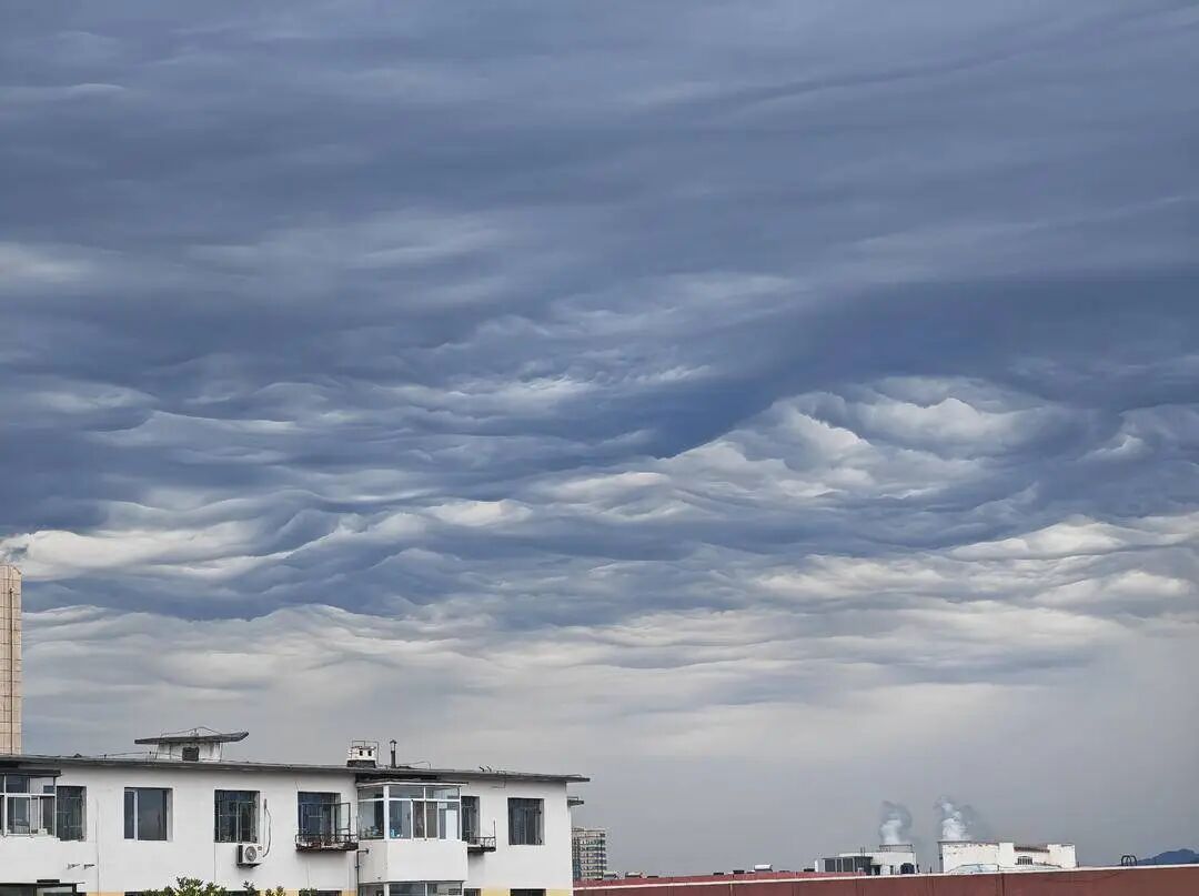 辽宁朝阳上空现“波谲云诡”奇观!网友:震撼、奇特、梦幻 辽宁朝阳上空现“波谲云诡”奇观!网友:震撼、奇特、梦幻