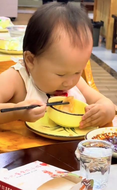 “湖南辣妹子不是传说”，2岁小宝宝吃饭蘸辣椒引关注，医生：年龄太小不提倡接触辣椒