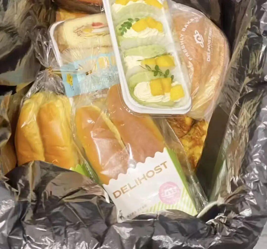 看着心疼！上海网红面包店闭店后大量丢弃高价面包？网友吵翻了