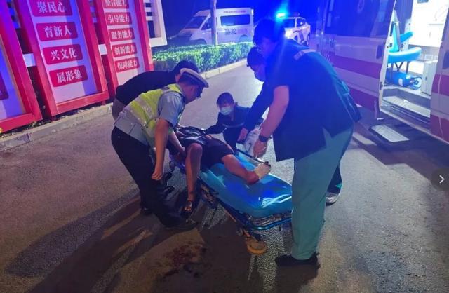 凌晨12点!聊城一男子躺卧街头,流血呻吟...... 凌晨12点!聊城一男子躺卧街头,流血呻吟......