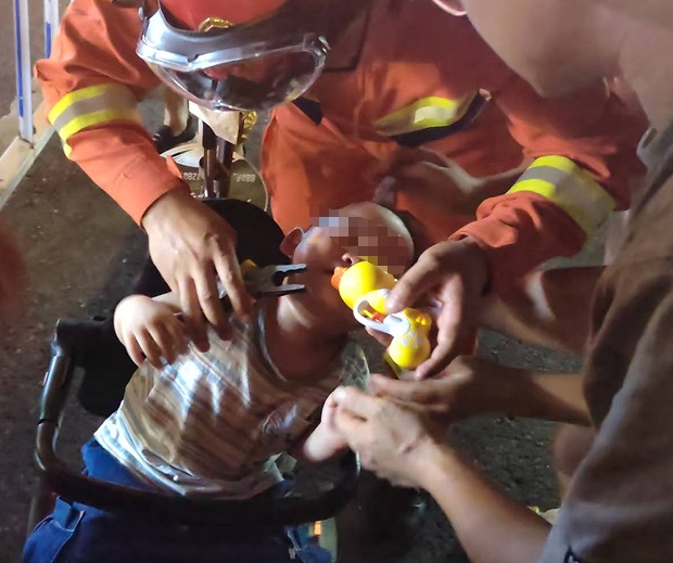 不喷水改“咬人”,这只“鸭子”让萌娃当街痛哭! 不喷水改“咬人”,这只“鸭子”让萌娃当街痛哭!