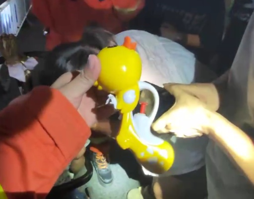 不喷水改“咬人”,这只“鸭子”让萌娃当街痛哭! 不喷水改“咬人”,这只“鸭子”让萌娃当街痛哭!