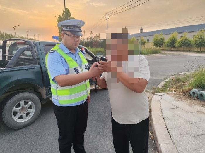 “这个点没交警”?男子凌晨五点酒驾被查! “这个点没交警”?男子凌晨五点酒驾被查!