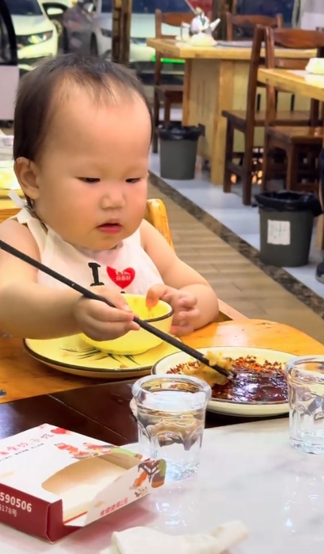 “湖南辣妹子不是传说”，2岁小宝宝吃饭蘸辣椒引关注，医生：年龄太小不提倡接触辣椒