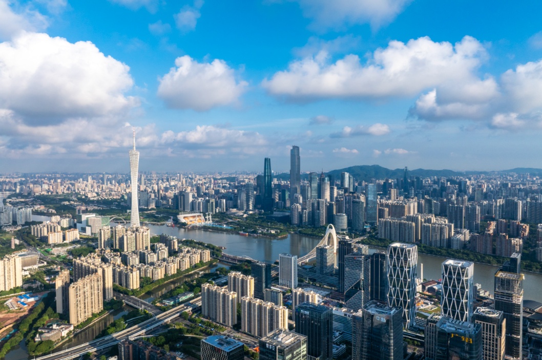 未来三天广州高温炎热天气持续,午后至傍晚仍有可能“下开水” 未来三天广州高温炎热天气持续,午后至傍晚仍有可能“下开水”