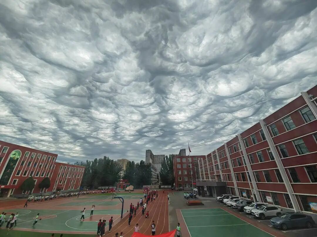 辽宁朝阳上空现“波谲云诡”奇观!网友:震撼、奇特、梦幻 辽宁朝阳上空现“波谲云诡”奇观!网友:震撼、奇特、梦幻