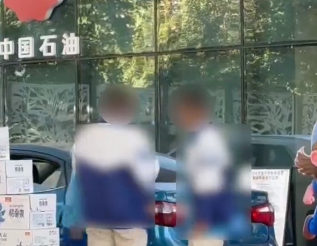 身穿校服的高中生开车去加油，无证驾驶？交警：已成年，取得了机动车驾驶证