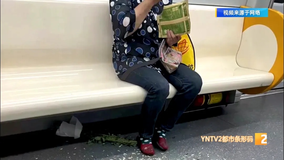 这一幕有“味道”!脱鞋光脚半躺地铁座椅上,遇到这种情况记得致电 这一幕有“味道”!脱鞋光脚半躺地铁座椅上,遇到这种情况记得致电