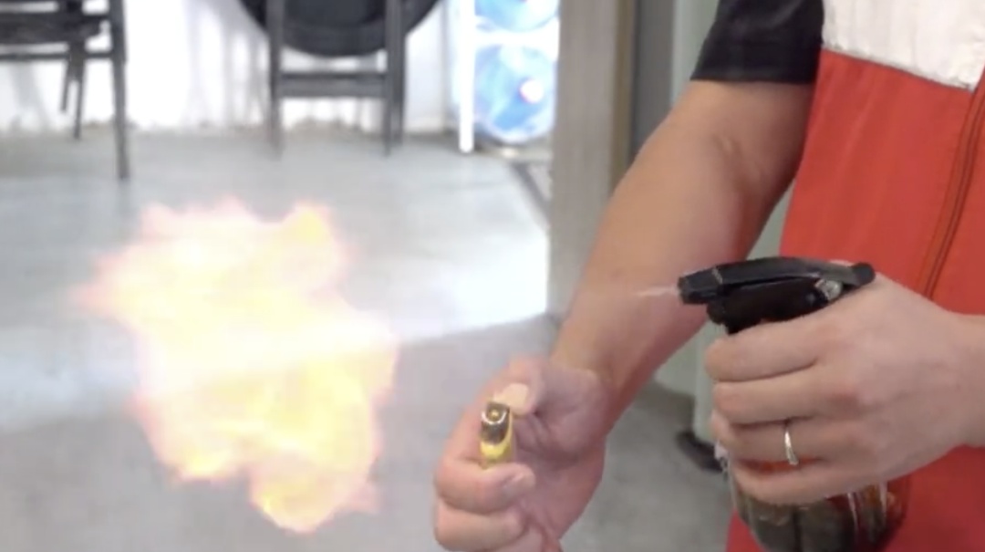 点燃花露水制造浪漫走红?这样的“蓝色爱心”很危险!专家提醒 点燃花露水制造浪漫走红?这样的“蓝色爱心”很危险!专家提醒