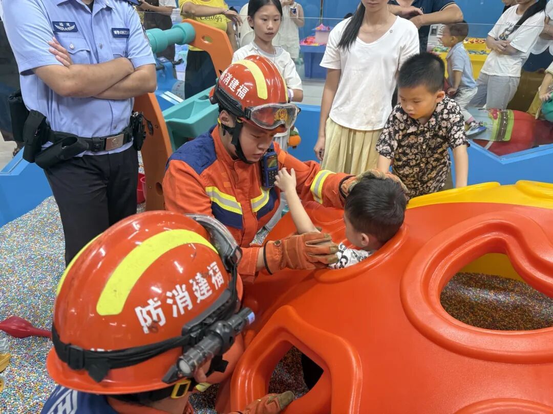 救命！熊孩子的头突然被TA“咬”住了