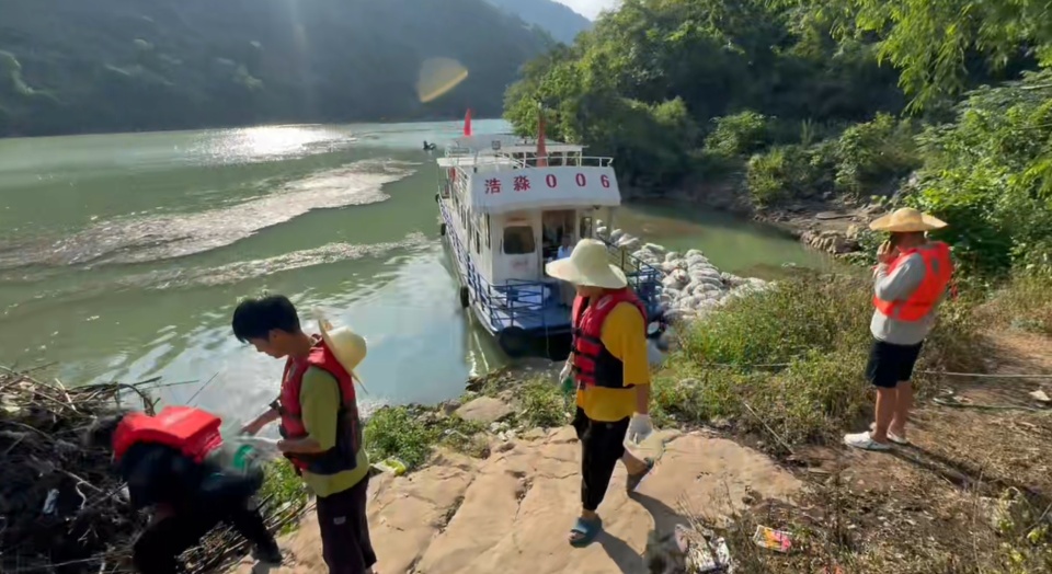 网红钓鱼佬北盘江清理垃圾,现场50人扔竿加入,当事人:遭调侃钓不到鱼干别的都行 网红钓鱼佬北盘江清理垃圾,现场50人扔竿加入,当事人:遭调侃钓不到鱼干别的都行