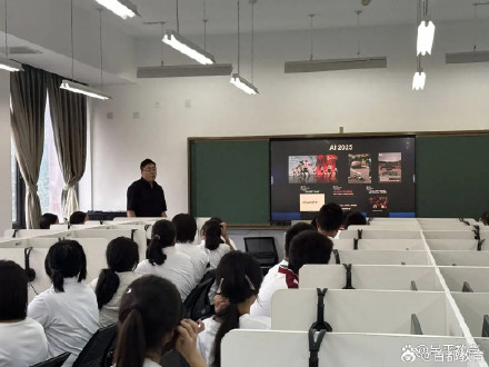 北京一六一中学回龙观学校人工智能通识课第一课开讲