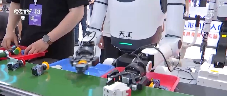 加速迭代，爆发！具身智能机器人产业从硬科技突破与场景化落地双向发力