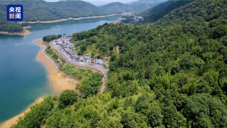 这群人为啥要背着国徽进山？