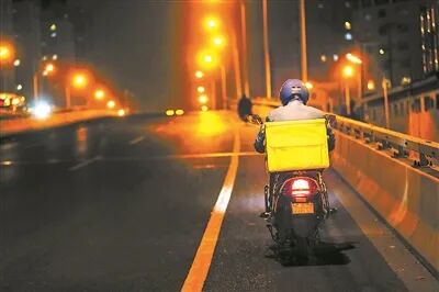 医生、程序员、银行职员……下班后，他们脱下正装送外卖