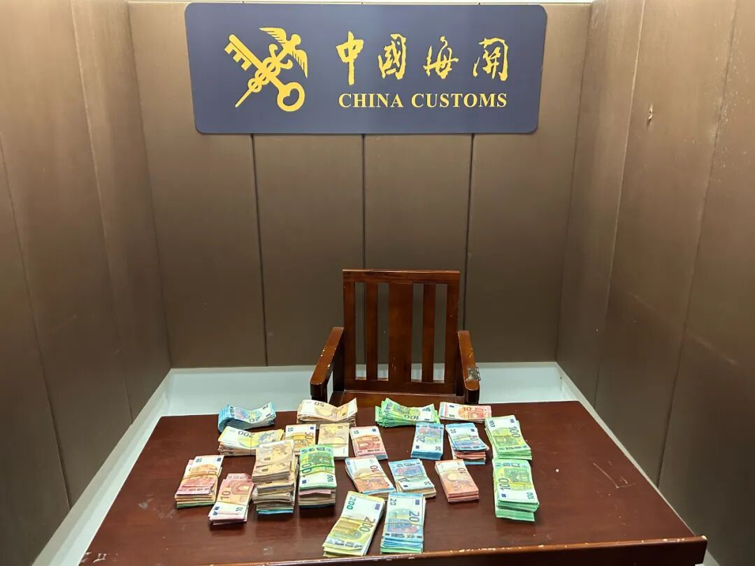 旅客违规超量携带欧元，折合人民币超114万元，进境被广州海关查获