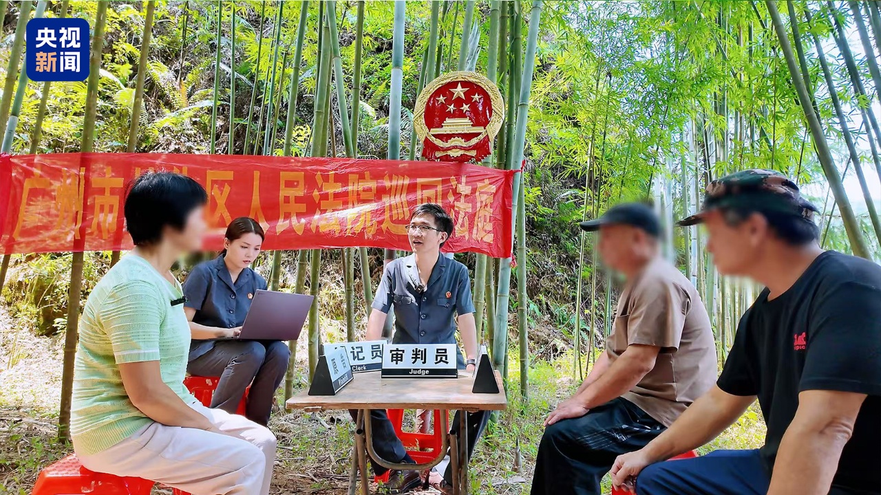 他们背着国徽进山 用脚步把司法服务送进大山深处