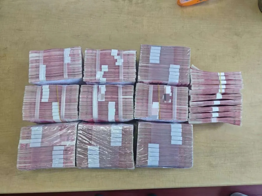 上海一男子被抓获，拉杆箱内装了100万现金