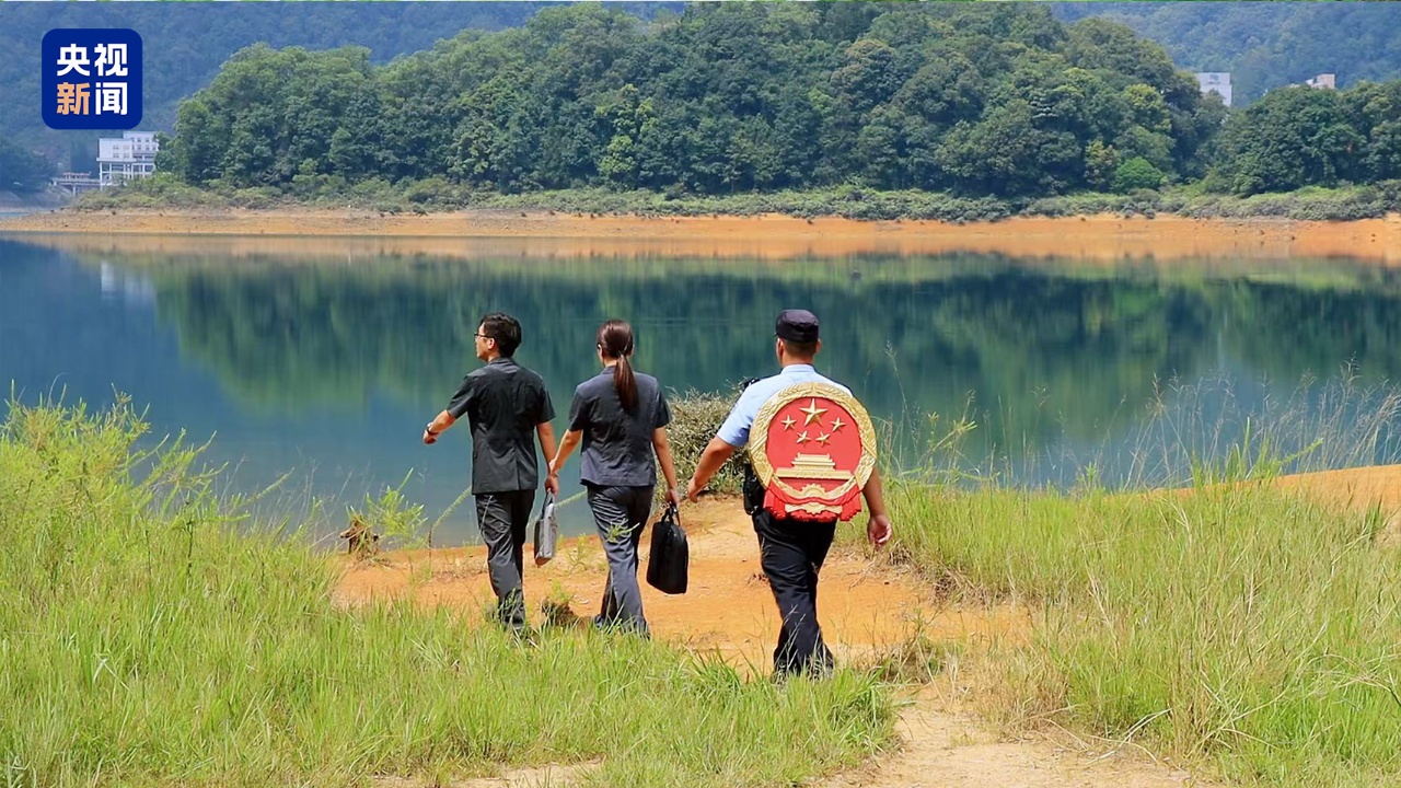 他们背着国徽进山 用脚步把司法服务送进大山深处