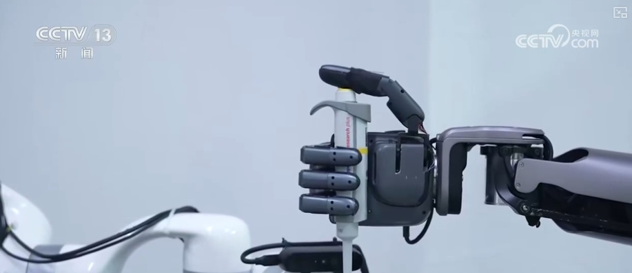 加速迭代，爆发！具身智能机器人产业从硬科技突破与场景化落地双向发力