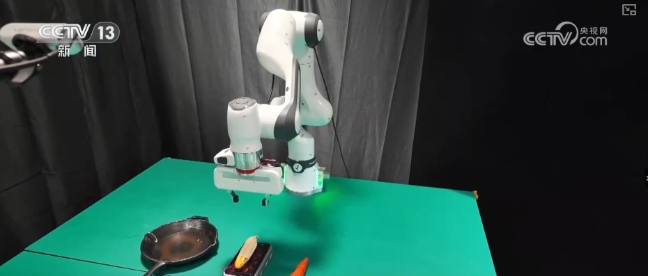 加速迭代，爆发！具身智能机器人产业从硬科技突破与场景化落地双向发力