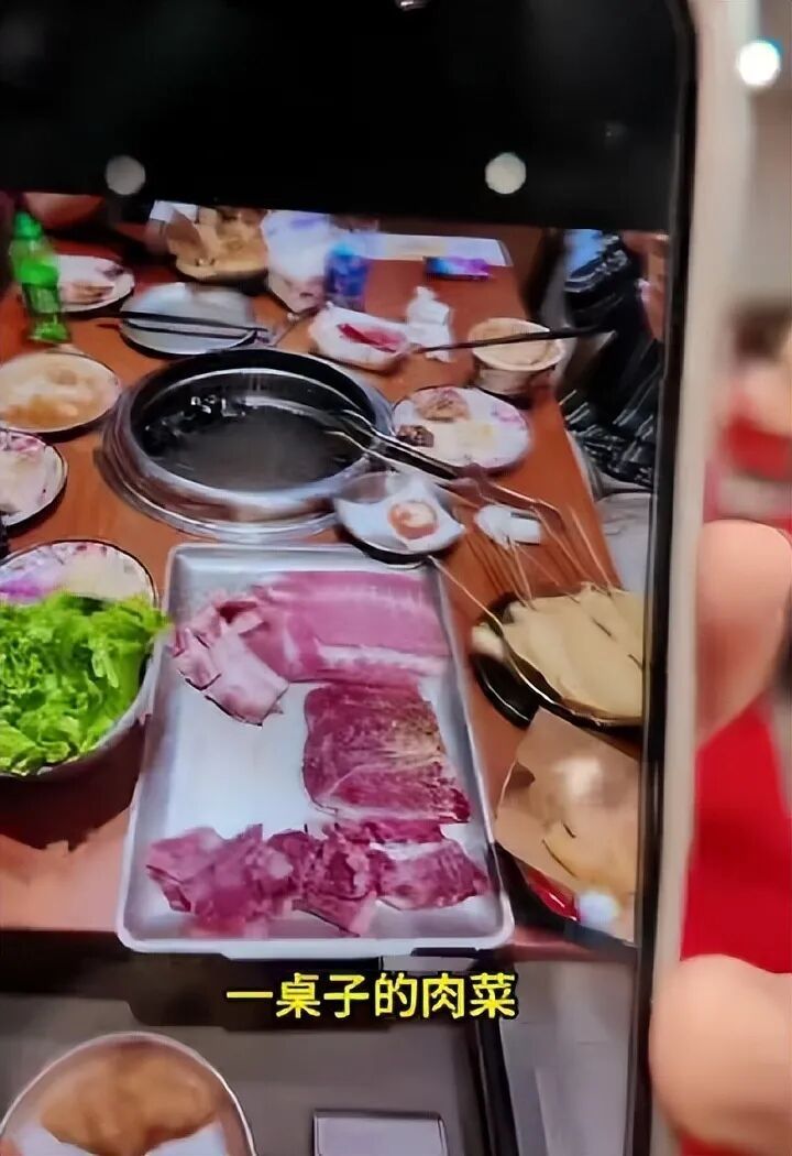 2大1小吃自助餐被指浪费，不满被扣30元押金店内撒泼？店家报警