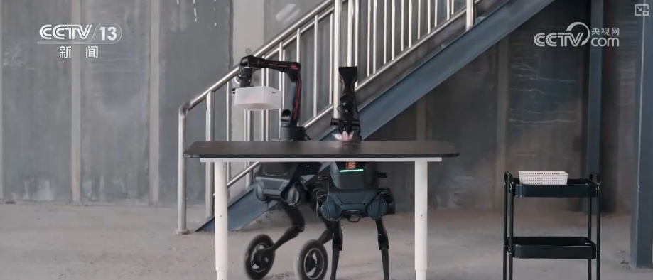 加速迭代，爆发！具身智能机器人产业从硬科技突破与场景化落地双向发力