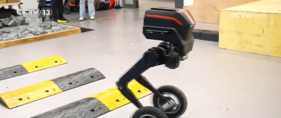 加速迭代，爆发！具身智能机器人产业从硬科技突破与场景化落地双向发力