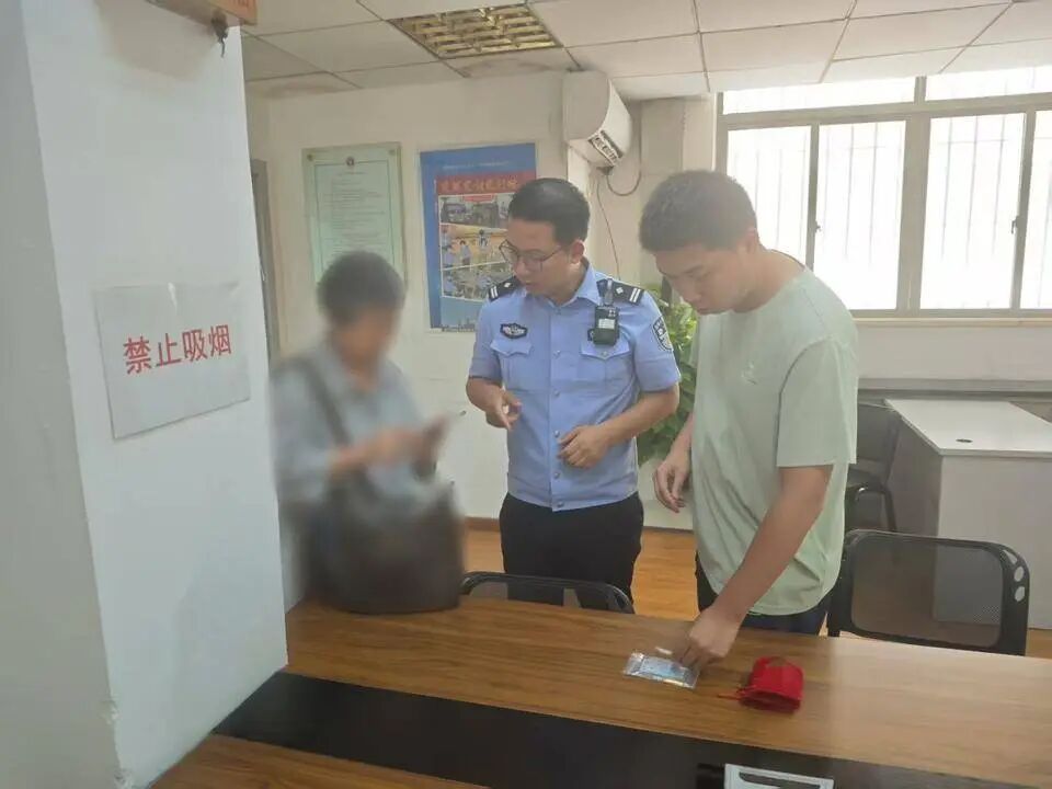 上海一男子被抓获，拉杆箱内装了100万现金