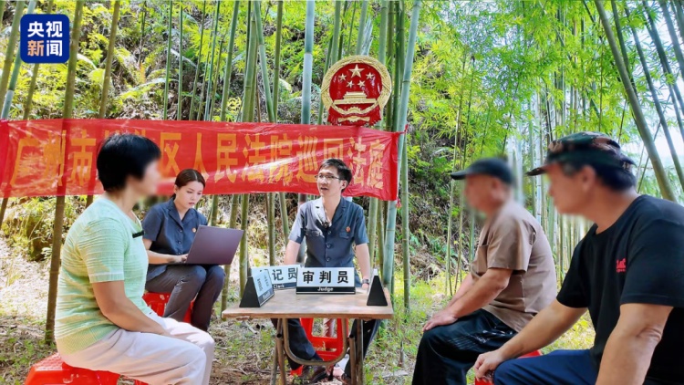 这群人为啥要背着国徽进山？