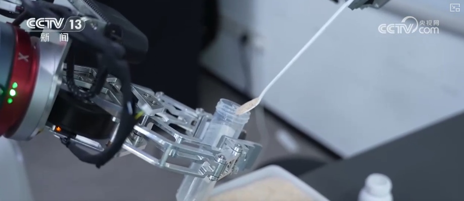 加速迭代，爆发！具身智能机器人产业从硬科技突破与场景化落地双向发力