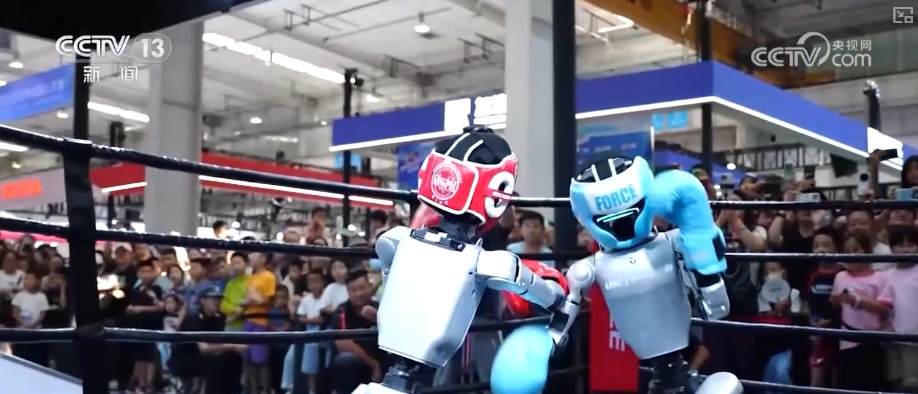 加速迭代，爆发！具身智能机器人产业从硬科技突破与场景化落地双向发力