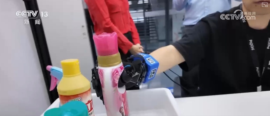 加速迭代，爆发！具身智能机器人产业从硬科技突破与场景化落地双向发力