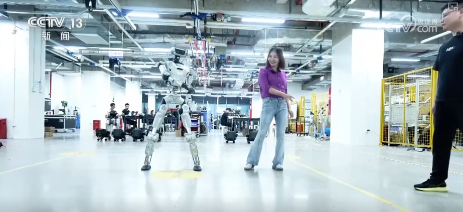 加速迭代，爆发！具身智能机器人产业从硬科技突破与场景化落地双向发力