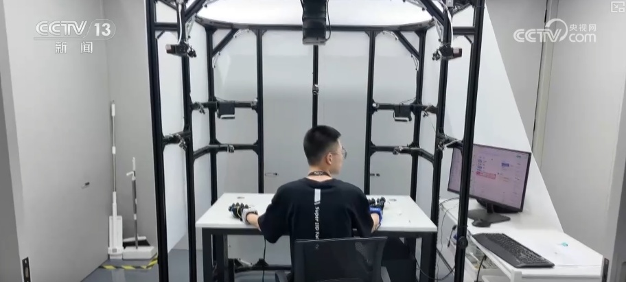 加速迭代，爆发！具身智能机器人产业从硬科技突破与场景化落地双向发力