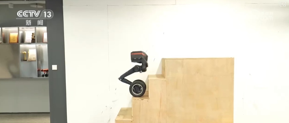 加速迭代，爆发！具身智能机器人产业从硬科技突破与场景化落地双向发力