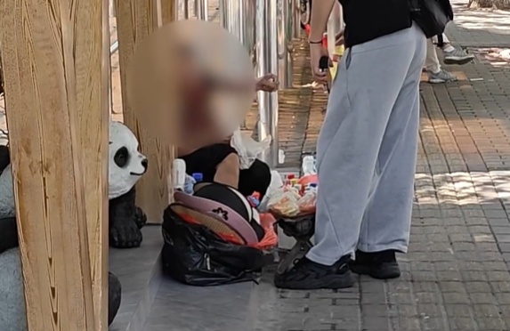 上海一知名景区门口有人卖“不明饮料”！已有多名游客上当，城管部门已介入