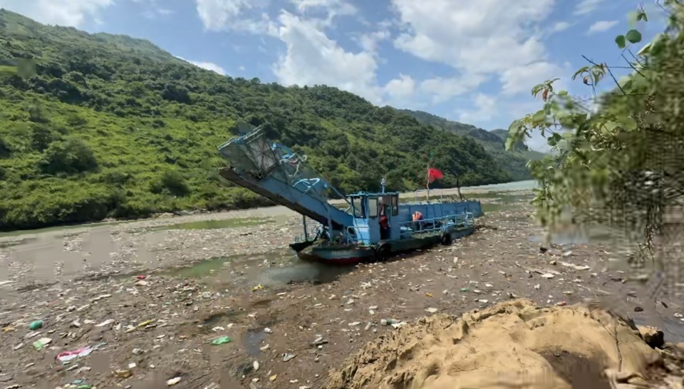网红钓鱼佬北盘江清理垃圾,现场50人扔竿加入,当事人:遭调侃钓不到鱼干别的都行 网红钓鱼佬北盘江清理垃圾,现场50人扔竿加入,当事人:遭调侃钓不到鱼干别的都行